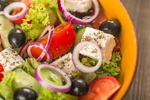 Griechischer Salat mit Feta und Oliven