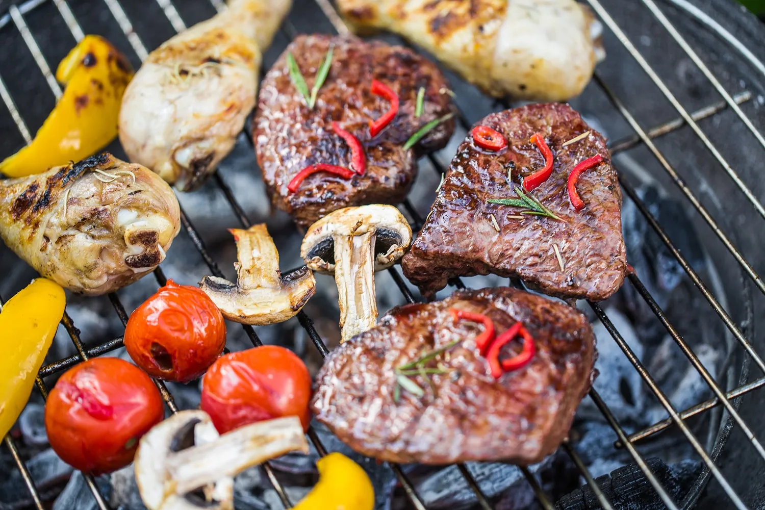Gegrilltes Fleisch mit Gemüse