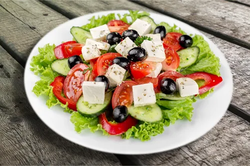 Griechischer Bauernsalat mit Feta und Oliven